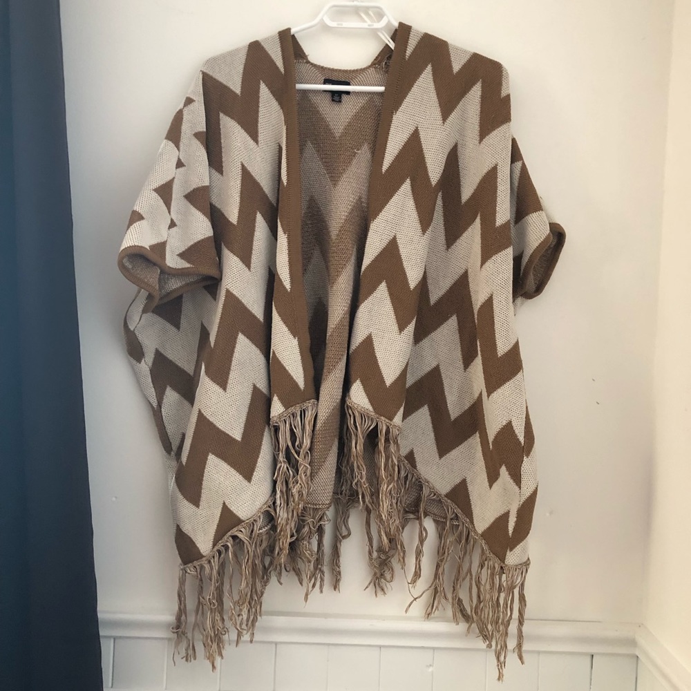 Poncho 🖤 - Picture 2 of 3